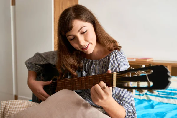 Getalenteerde Vrouw Gitaar Spelen Zingen Haar Nieuwe Lied — Stockfoto