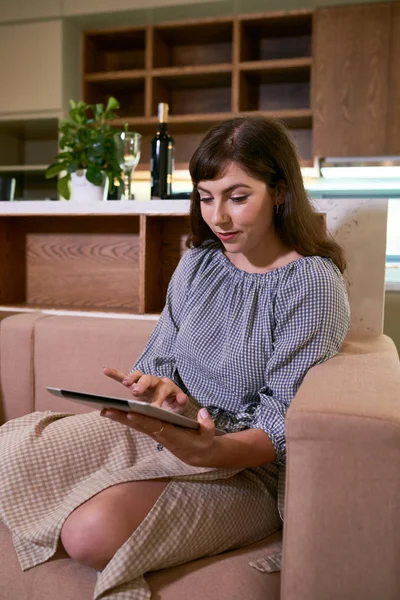 Donna Che Legge Libro Interessante Sul Computer Tablet Casa — Foto Stock