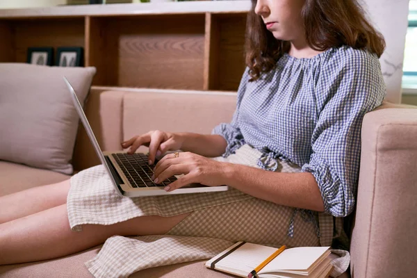 Bijgesneden Beeld Van Vrouwelijke Freelancer Zittend Sofa Werken Laptop — Stockfoto