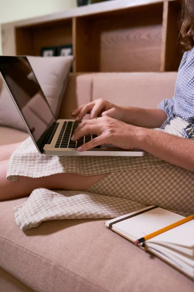 Image Recadrée Femme Faisant Ses Devoirs Sur Ordinateur Portable Préparant — Photo