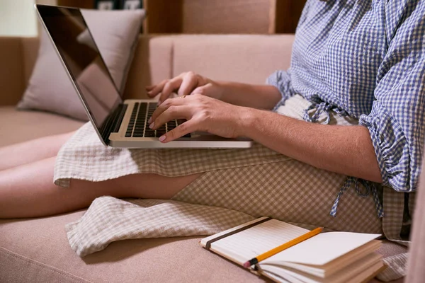 Handen Van Vrouw Die Laptop Werkt Wanneer Het Zitten Comfortabele — Stockfoto