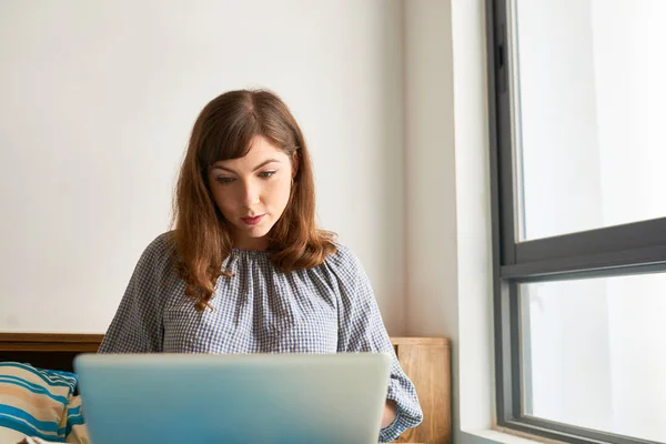 Zakenvrouw Het Lezen Van Documenten Het Scherm Van Haar Laptop — Stockfoto