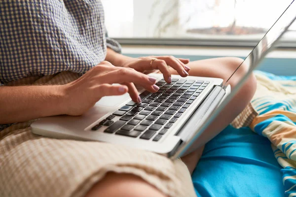 Close Beeld Van Vrouw Zittend Haar Bed Werken Laptop — Stockfoto