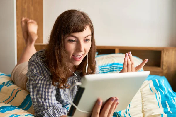 Emotionell Kvinna Gör Video Samtal Tablet När Ligger Hennes Säng — Stockfoto