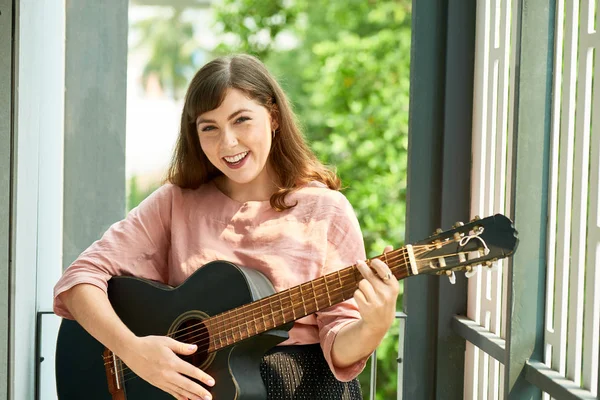 Retrato Mulher Bonita Feliz Gostando Tocar Guitarra — Fotografia de Stock