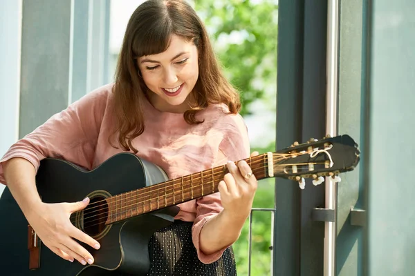 Sorrindo Muito Jovem Mulher Aprendendo Tocar Guitarra — Fotografia de Stock