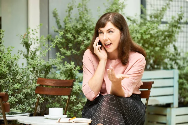 Jonge Emotionele Mooie Vrouw Praten Telefoon Café Aan Tafel — Stockfoto