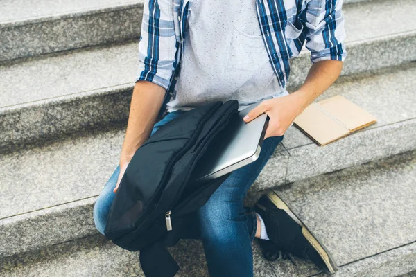 Imagen Recortada Estudiante Poniendo Portátil Libro Texto Bolso —  Fotos de Stock