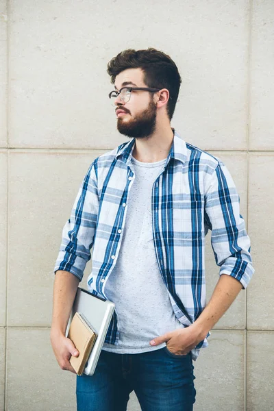 Портрет Молодого Програміста Стоїть Відкритому Повітрі Ноутбуком Блокнотом — стокове фото