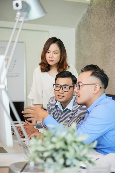 Jovens Asiáticos Homens Mulheres Reunindo Mesa Escritório Olhando Para Computador — Fotografia de Stock