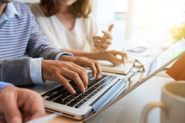 Anonieme Weergave Van Casual Collega Aan Tafel Office Met Behulp — Stockfoto