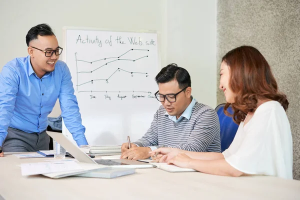 Young Smart Asian Men Woman Office Room Working Table Chatting — Stock Photo, Image