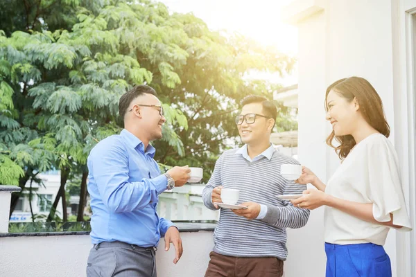 Lässige Moderne Asiatische Männer Und Frauen Die Kaffee Trinken Während — Stockfoto