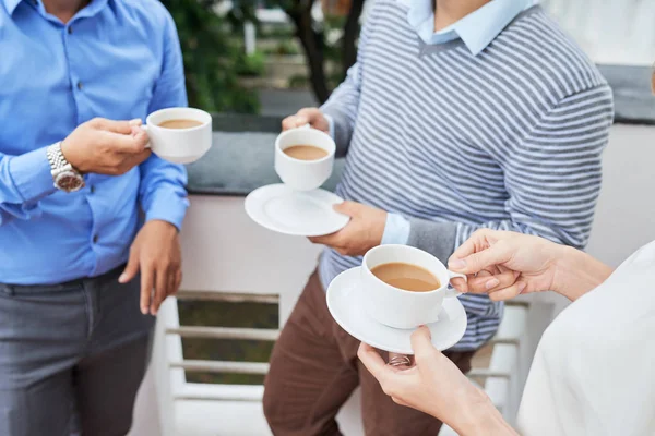 Ansiktslösa Skott Casual Medarbetare Står Med Koppar Kaffe Terrassen Njuter — Stockfoto