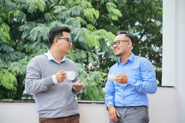 Moderne Aziatische Mannen Met Koffiekopjes Staande Buitenshuis Kantoor Terras Praten — Stockfoto