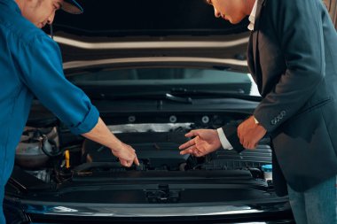 Araba Servisi atölye garaj, mekanik çalışan araç araç sahibi, yakınlarında onarım müşteri 