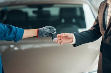 araç hizmet atölye garaj, mekanik anahtar müşteriye verilmesi 