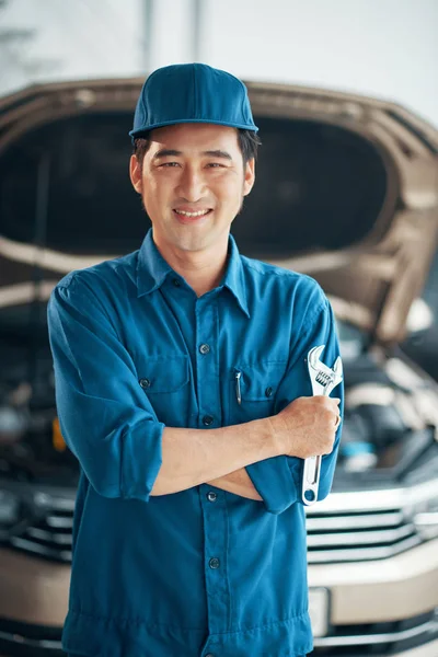 Auto Service Werkplaats Garage Mechanic Holding Van Gereedschap Kijken Naar — Stockfoto