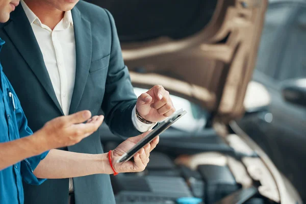 Bil Service Verkstad Garage Bilägare Kund Och Reparera Mannen Surfar — Stockfoto