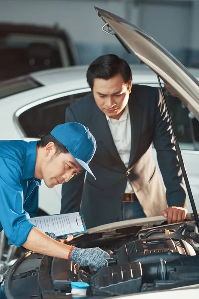 Car Service Workshop Garage Mechanic Worker Repairing Vehicle Car Owner — Stock Photo, Image