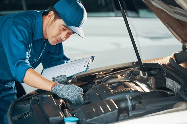 Officina Assistenza Auto Garage Meccanico Riparazione Del Veicolo Tenere Cartella — Foto Stock