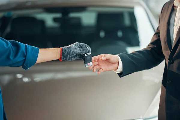 Oficina Serviço Carro Garagem Mecânico Dando Chave Cliente — Fotografia de Stock