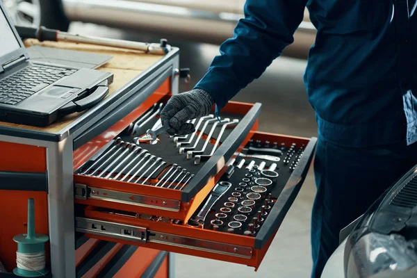 Voiture Atelier Service Garage Mécanicien Choisir Des Outils Réparation — Photo