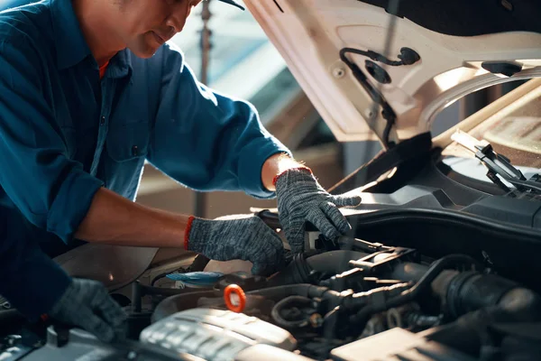 Bil Service Verkstad Garage Mekaniker Reparerar Fordon — Stockfoto