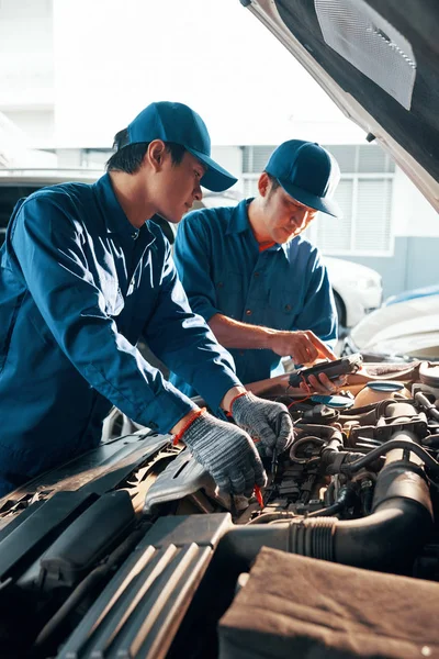 Oficina Serviço Carro Garagem Trabalhadores Mecânicos Reparando Veículo — Fotografia de Stock