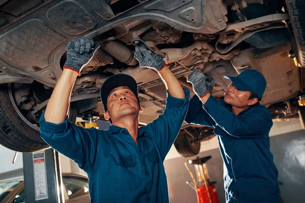 Car Service Workshop Garage Mechanic Workers Repairing Vehicle — 图库照片