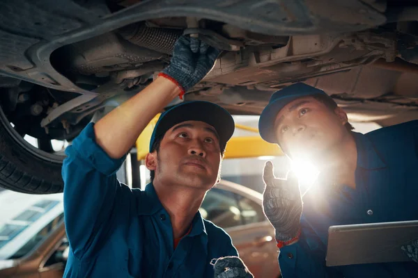 車サービス ワーク ショップ ガレージ メカニックの労働者が車を修理 — ストック写真