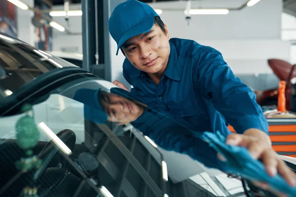 サービス ガレージ ワーク ショップ アジアのメカニック清掃車の窓 — ストック写真