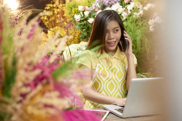 Retrato Florista Muito Jovem Falando Telefone Com Cliente Aceitar Ordem — Fotografia de Stock
