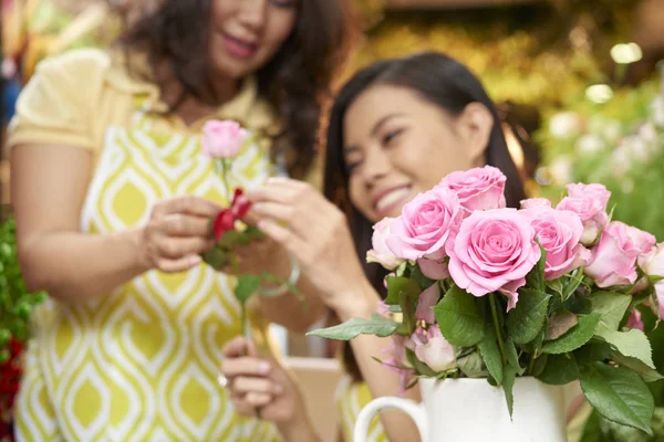 Ramo Rosas Rosadas Floristas Trabajadoras Fondo — Foto de Stock