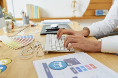 UI tasarımcı çalışma Web sitesi için yeni arabirim üzerinde eller