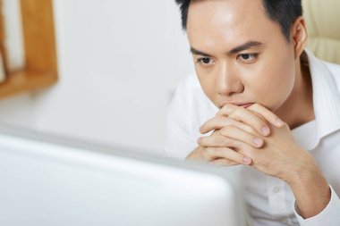 Dalgın Vietnamca girişimci bilgisayar ekranında önemli e-posta okuma