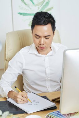 Bir şirket için logo ve yaratıcı grafik tasarımcı çizim kroki