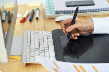 Grafik Tablet profesyonel Asya tasarımcı çalışma ve web arayüzü oluşturma