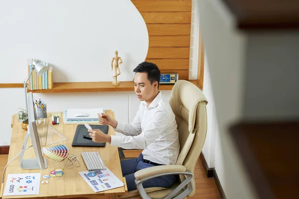 책상에서 일하고 새로운 프로젝트에 아이콘을 만드는 그래픽 디자이너 — 스톡 사진