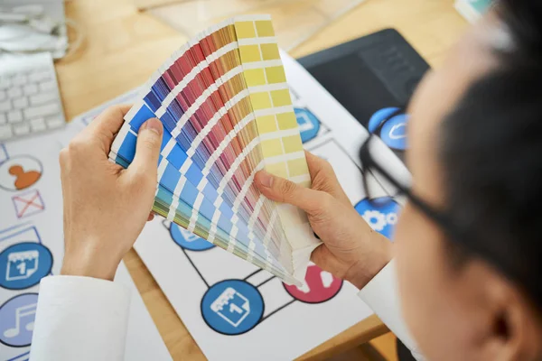 Manos Del Diseñador Gráfico Usando Paleta Elegir Paleta Colores —  Fotos de Stock