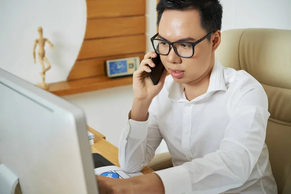 Ernstige Professionele Aziatische Grafisch Ontwerper Consulting Cliënt Telefoon — Stockfoto