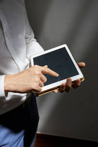 Zugeschnittenes Bild Man Browsing Digital Tablet — Stockfoto