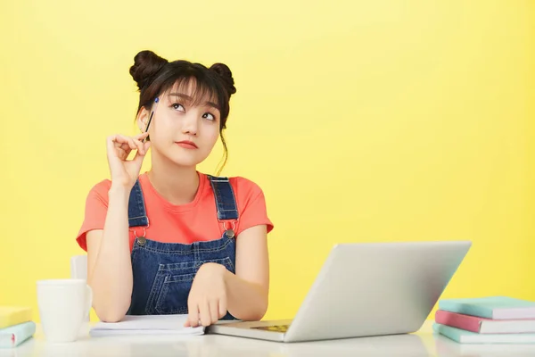 Adorable Joven Mujer Asiática Mirando Hacia Arriba Pensamientos Mientras Estudia —  Fotos de Stock