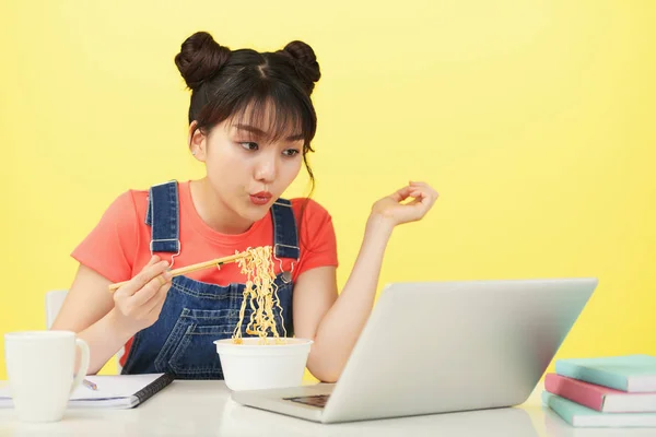 Jovem Mulher Asiática Elegante Com Pães Cabelo Assistindo Laptop Comer — Fotografia de Stock