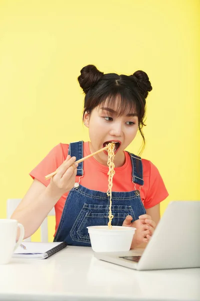 Mulher Asiática Bonita Sentada Mesa Fundo Amarelo Comendo Macarrão Com — Fotografia de Stock