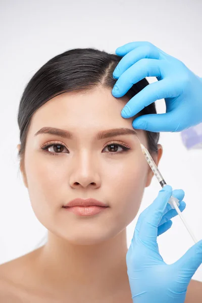 Crop Hände Handschuhen Machen Injektion Augenbrauen Der Hübschen Asiatischen Frau — Stockfoto