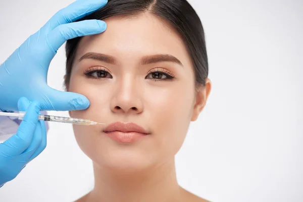 Beskær Hænder Gummihandsker Gør Skønhed Injektion Til Smuk Asiatisk Kvinde - Stock-foto
