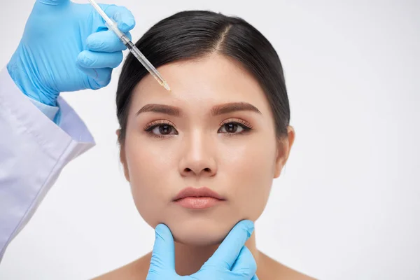 Crop Mani Guanti Gomma Mettendo Iniezione Faccia Della Donna Asiatica — Foto Stock