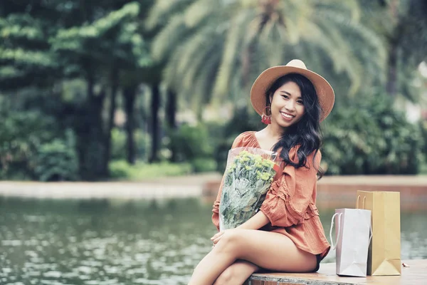 Vonzó Fiatal Vietnami Virág Kezében Nézi Kamera Portréja — Stock Fotó