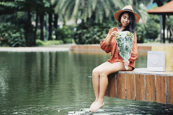 Mooie Vietnamese Vrouw Met Boeket Bloemen Rusten Lokale Park — Stockfoto